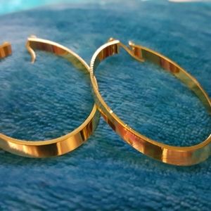 Beautiful  14kt oval hoops new